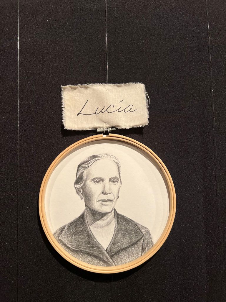 Detalle del retrato de Lucía dentro de la exposición.