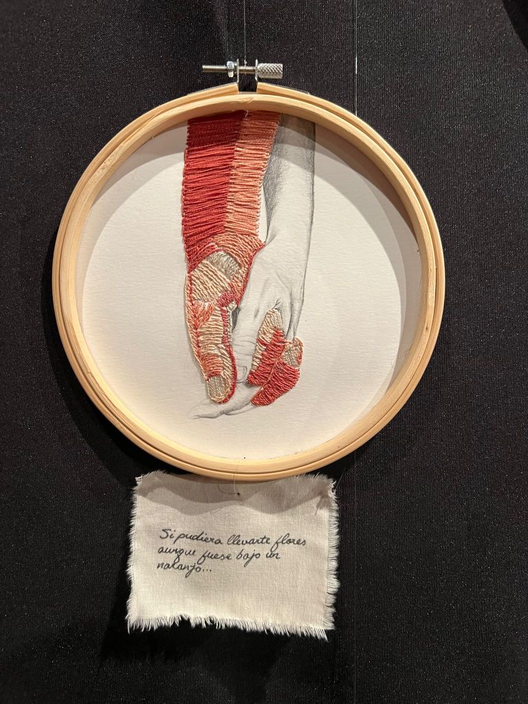 Detalle de una pieza narrativa con dibujo, intervención textil y texto.
