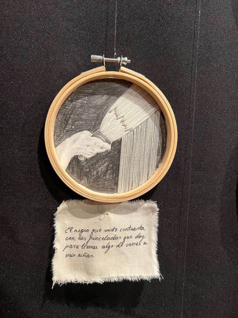Detalle de una pieza narrativa con dibujo, intervención textil y texto.