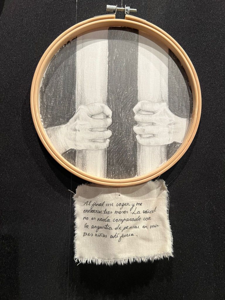 Detalle de una pieza narrativa con dibujo, intervención textil y texto.