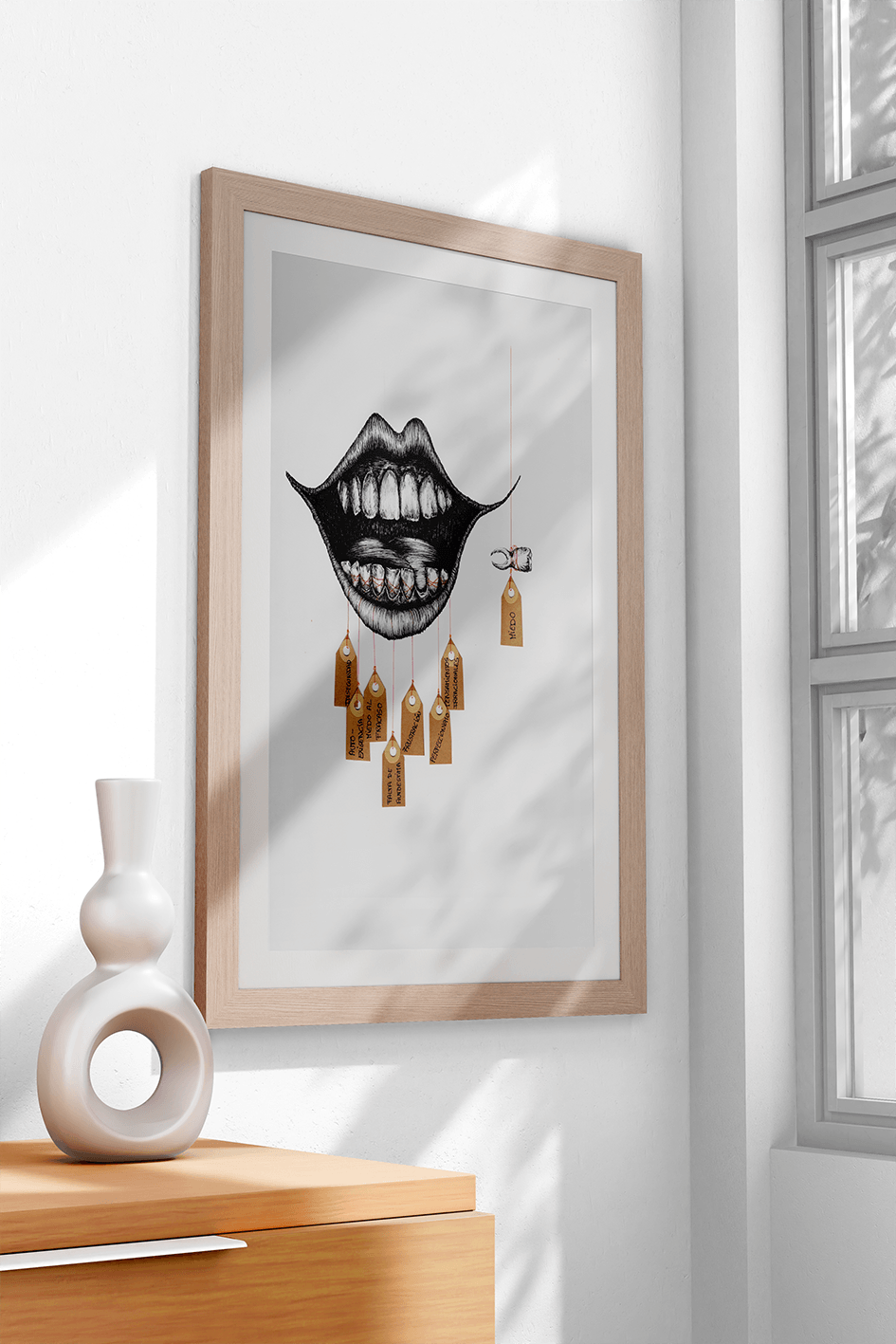 Mockup enmarcado del poema visual Miedo en un interior.